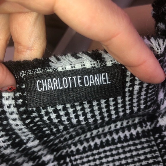 Charlotte Daniel NWOT! Plaid  Fringe Scarf - Picture 6 of 8